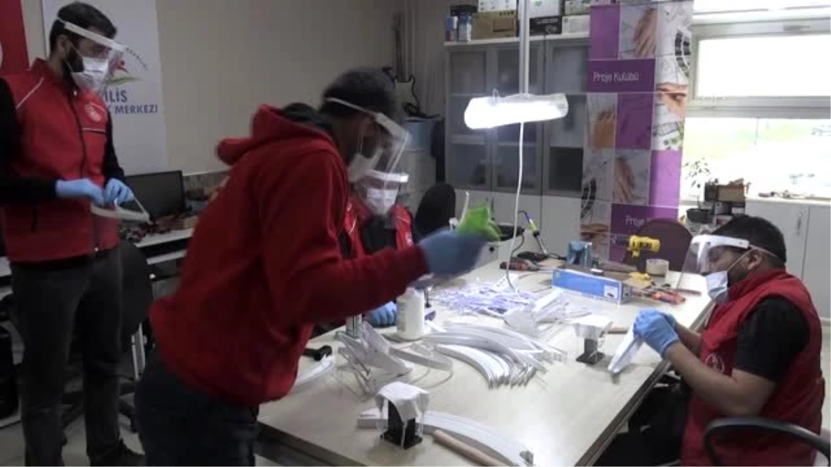 Kilis\'te sağlık çalışanları için korumalı maske üretiliyor