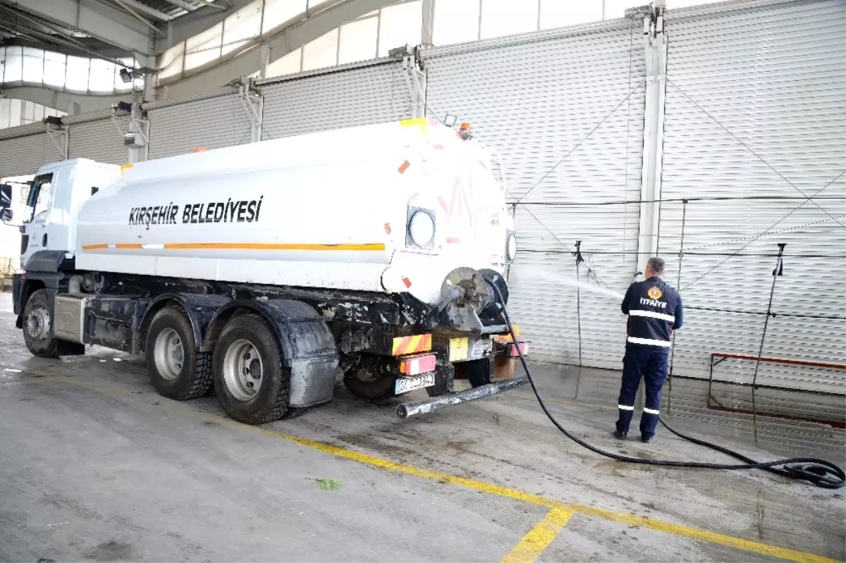 Kırşehir Belediyesi semt pazarını dezenfekte etti