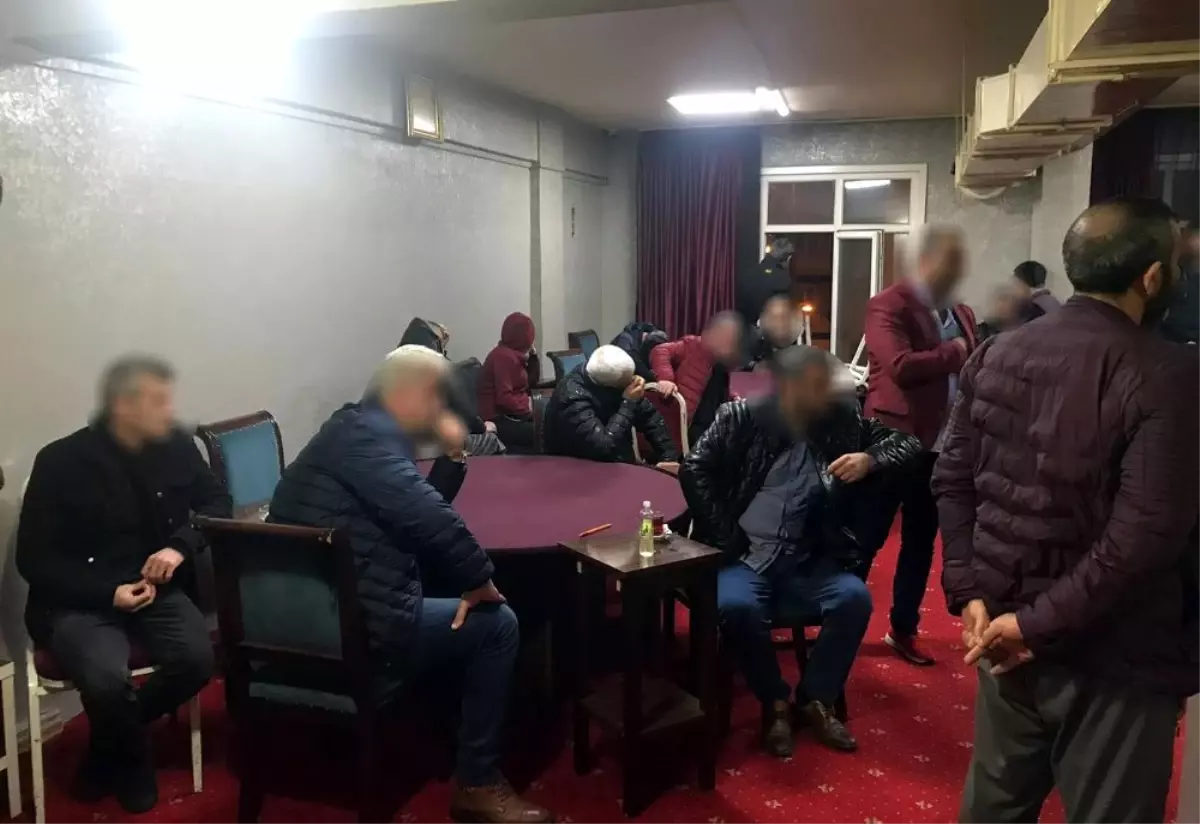 Korona virüs hiçe sayıp kahvehanede oyun oynayan 26 kişi gözaltında