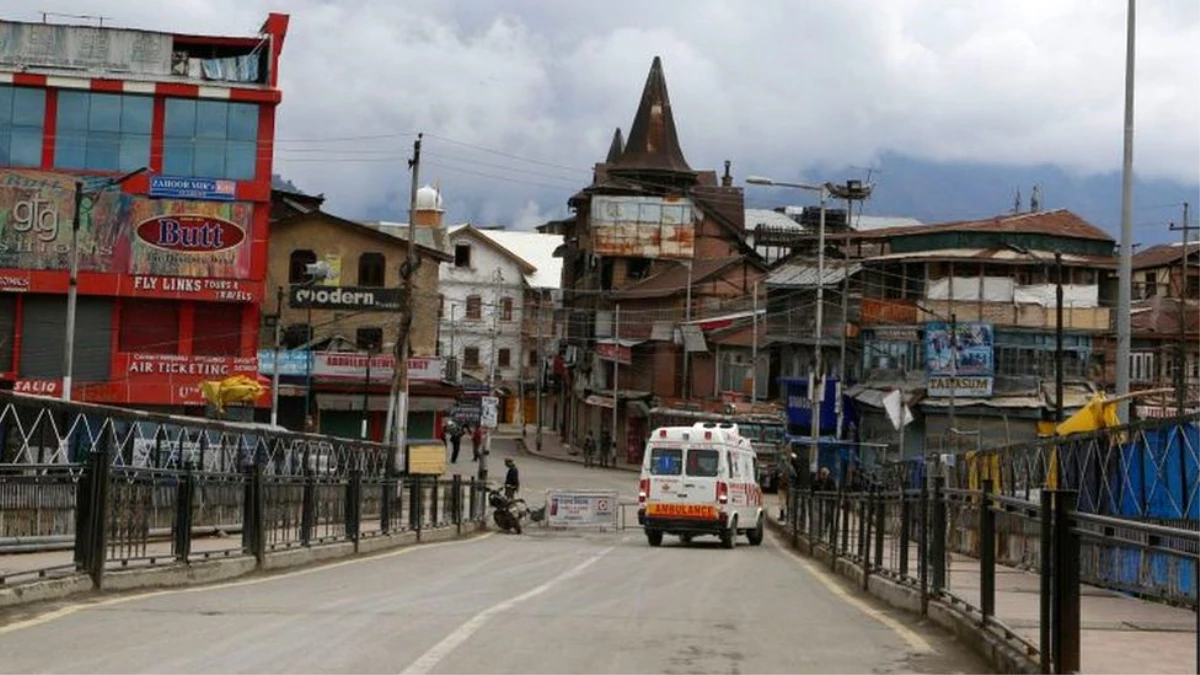 Koronavirüs - Hindistan\'da köyüne dönmek isteyen adam ambulansa binip ölü taklidi yaptı