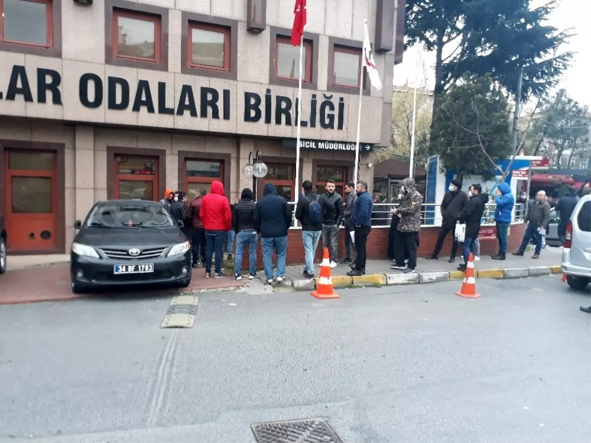 Kredi desteğine gelen vatandaşlar sosyal mesafe kuralına uymadı