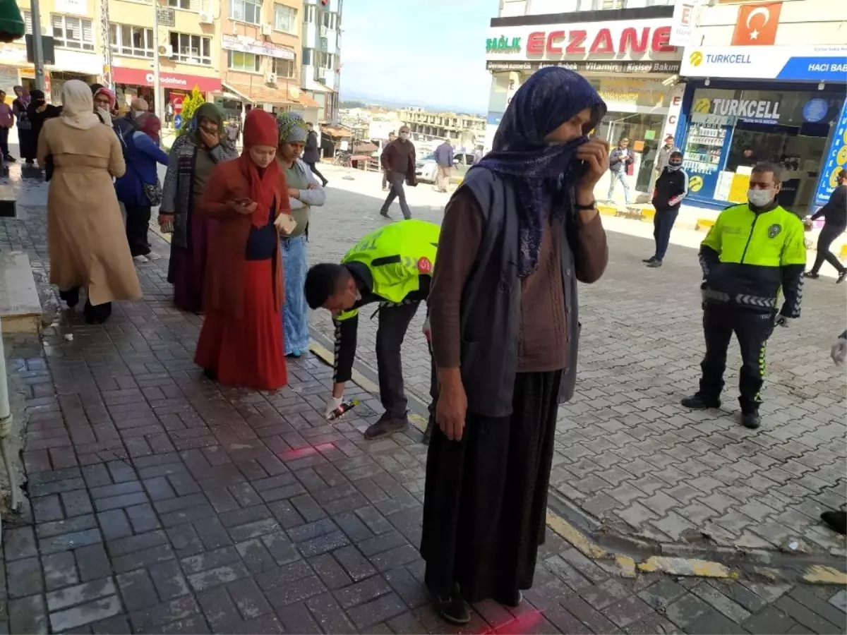 Kuyrukta sosyal mesafeye çizgili önlem