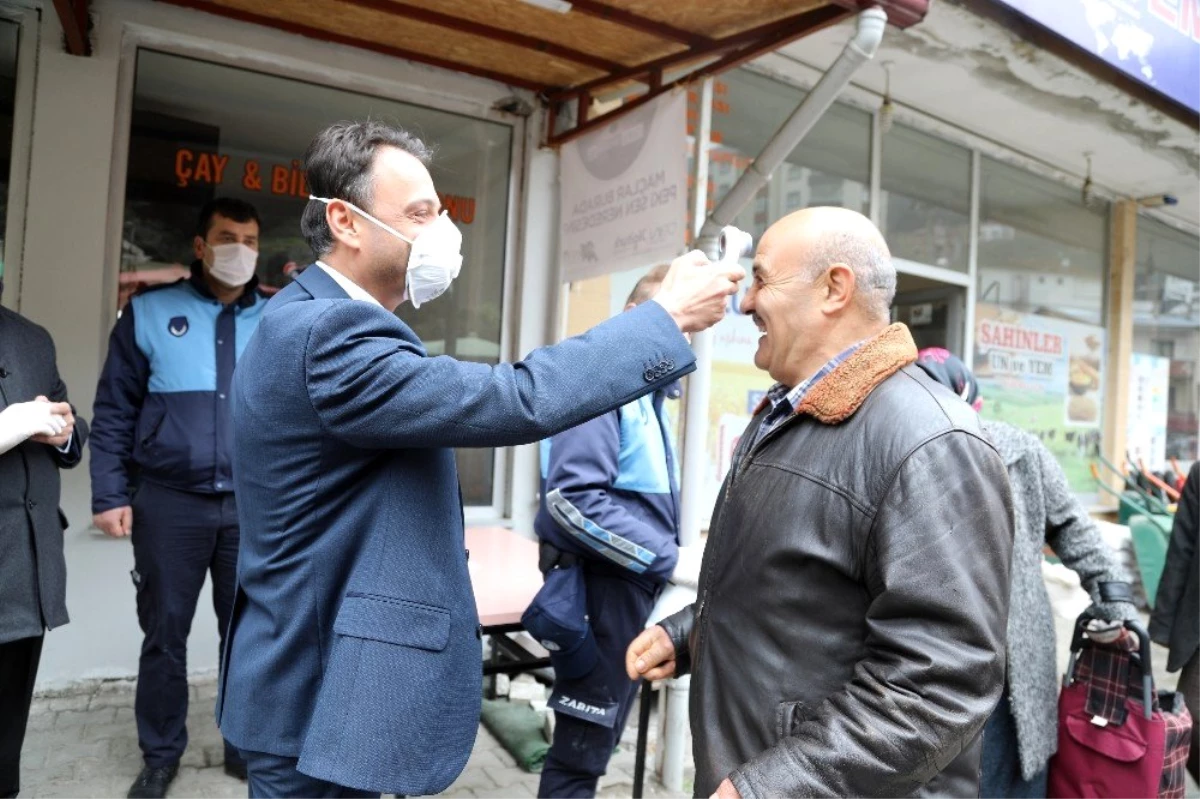 Maçka Belediye Başkanı Koçhan\'dan ateş ölçer ve maskeli pazar denetimi