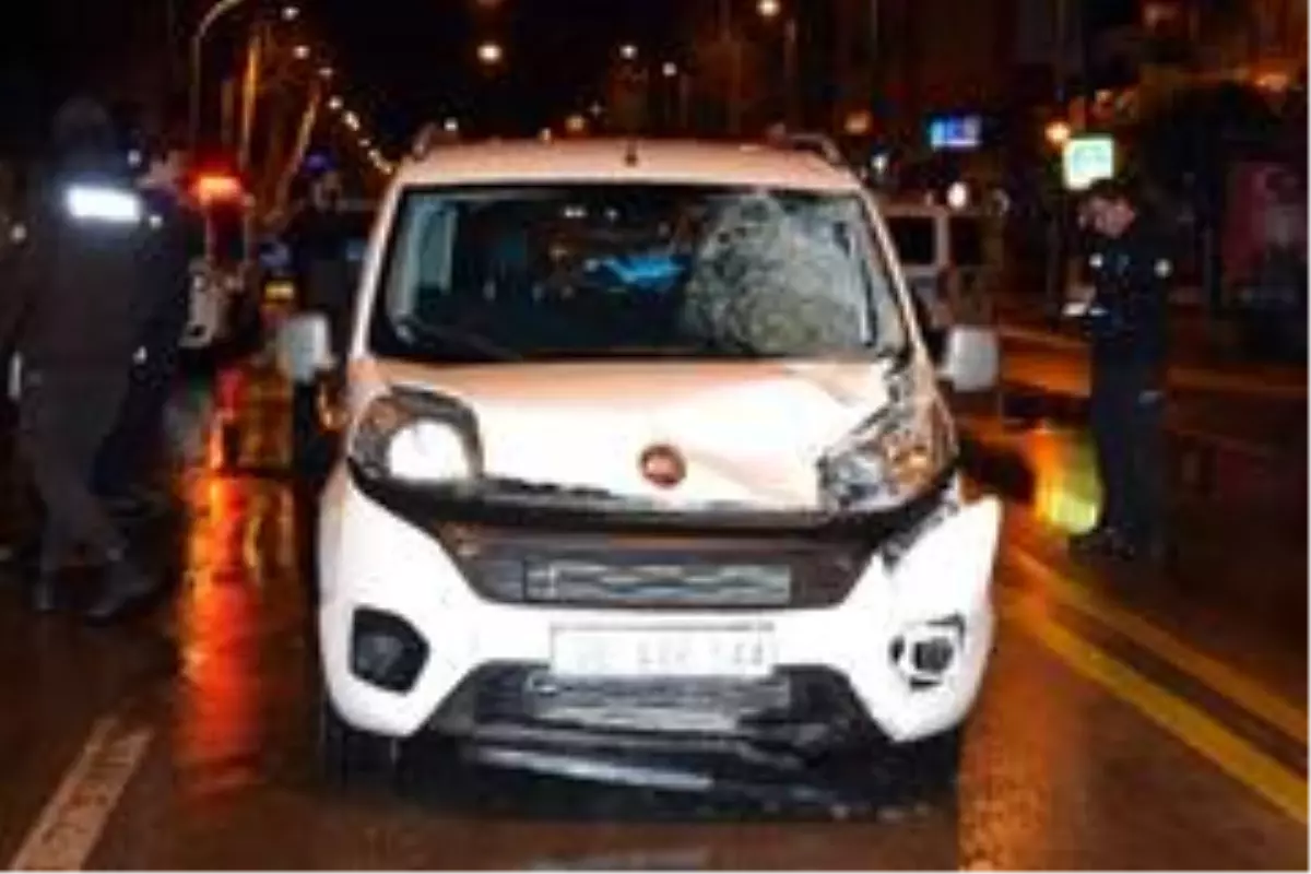 Malatya\'da hafif ticari aracın çarptığı genç ağır yaralandı