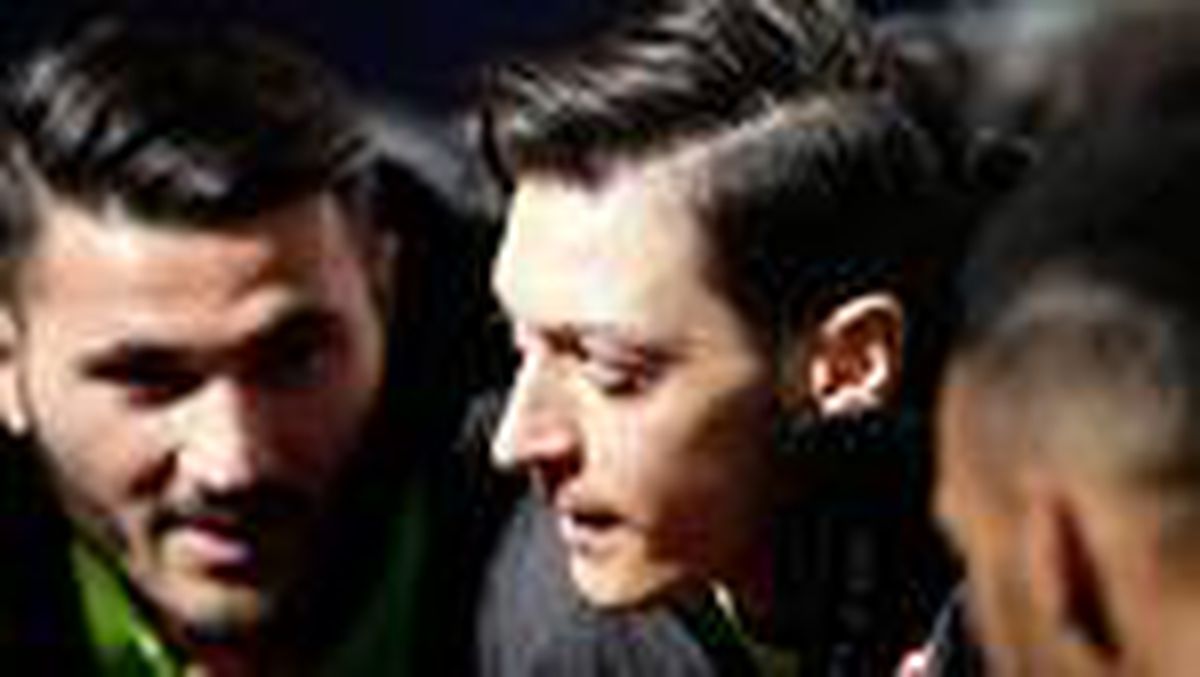 Mesut Özil\'den "evde kalanlara" Arsenal maçına davetiye