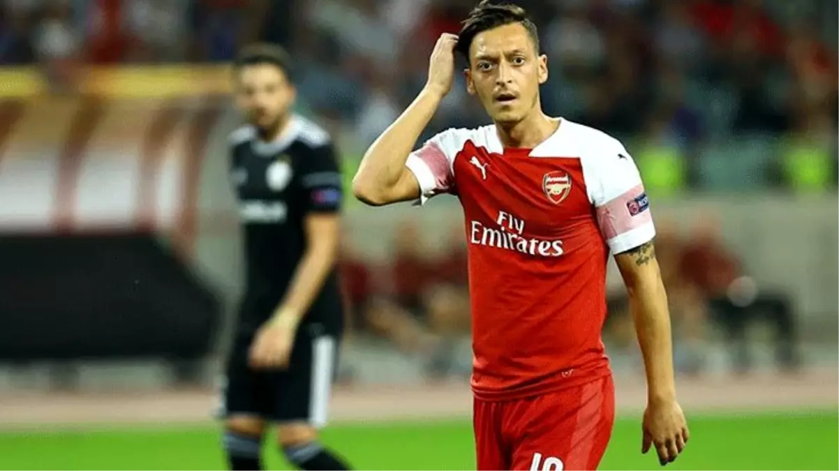 Mesut Özil\'den evde kalanlara maç davetiyesi