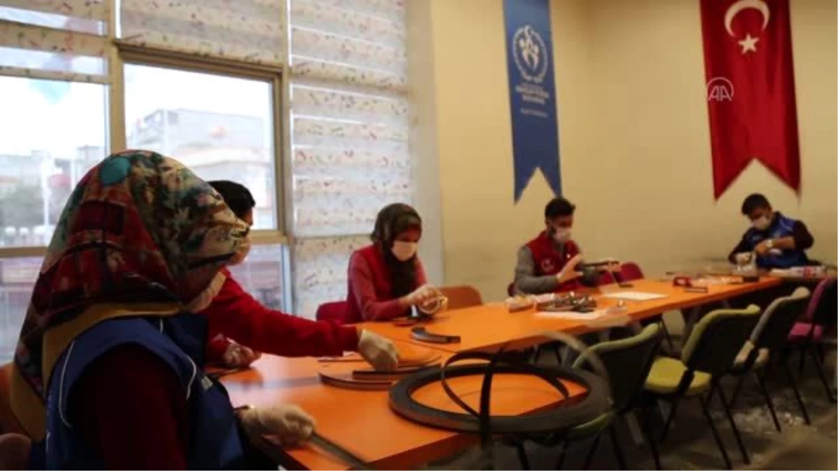 Nizip\'teki gençler sağlık çalışanları için siperlikli maske üretiyor
