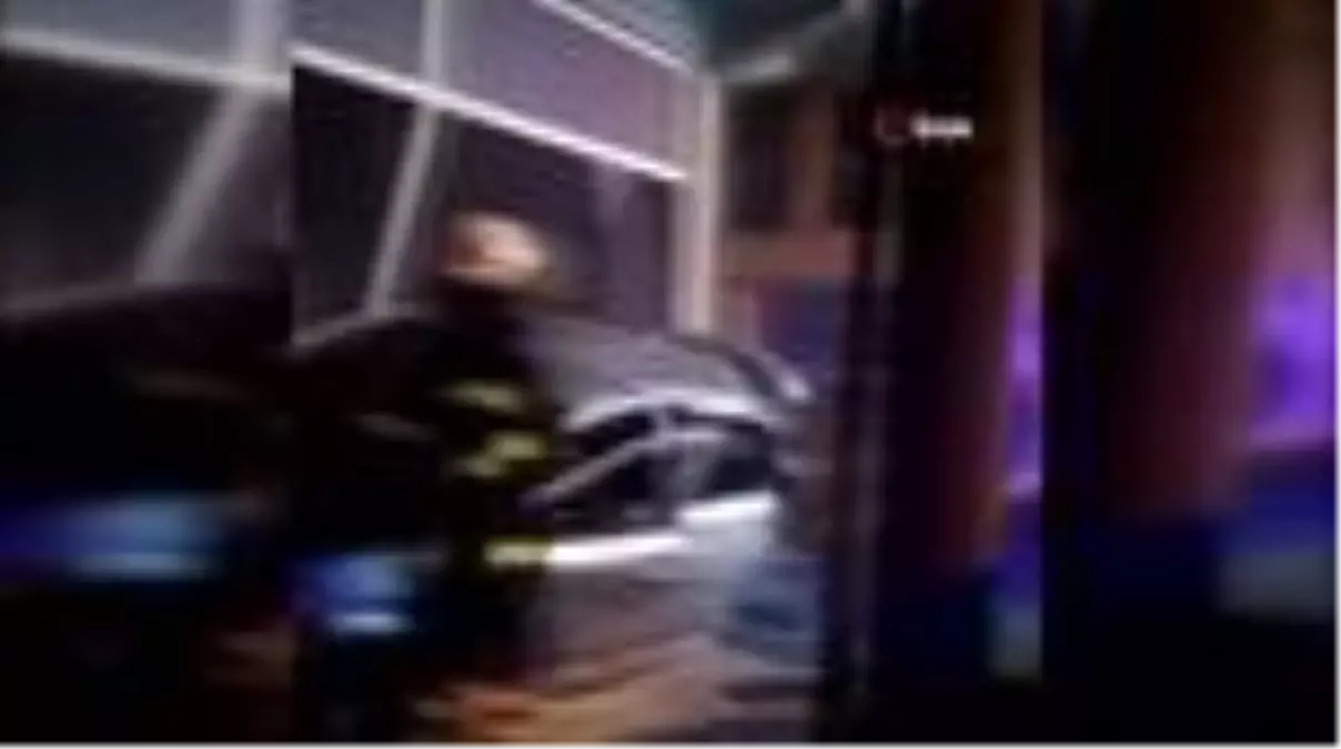 Otomobiliyle daldığı dükkanda kurtarılmayı bekledi