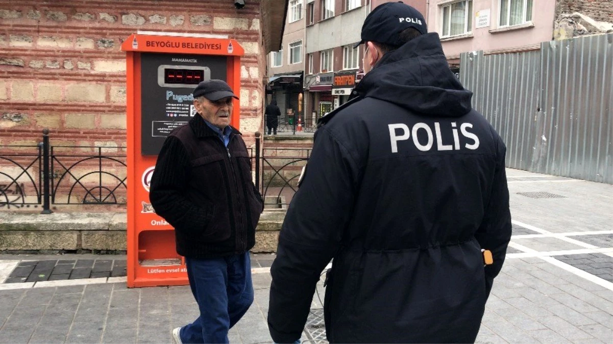(Özel) İstanbul\'da sokağa çıkan yaşlıların polisi ikna çalışmaları kamerada
