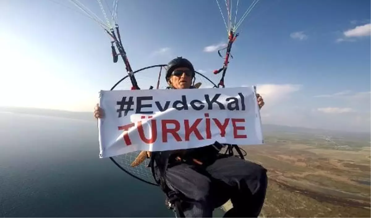 Paramotorla gökyüzünde \'Evde kal Türkiye\' pankartı açtı