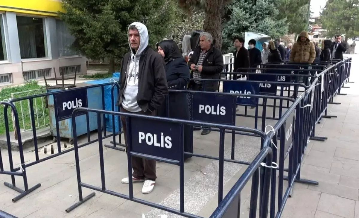 Polis barikatı ile sosyal mesafe önlemi