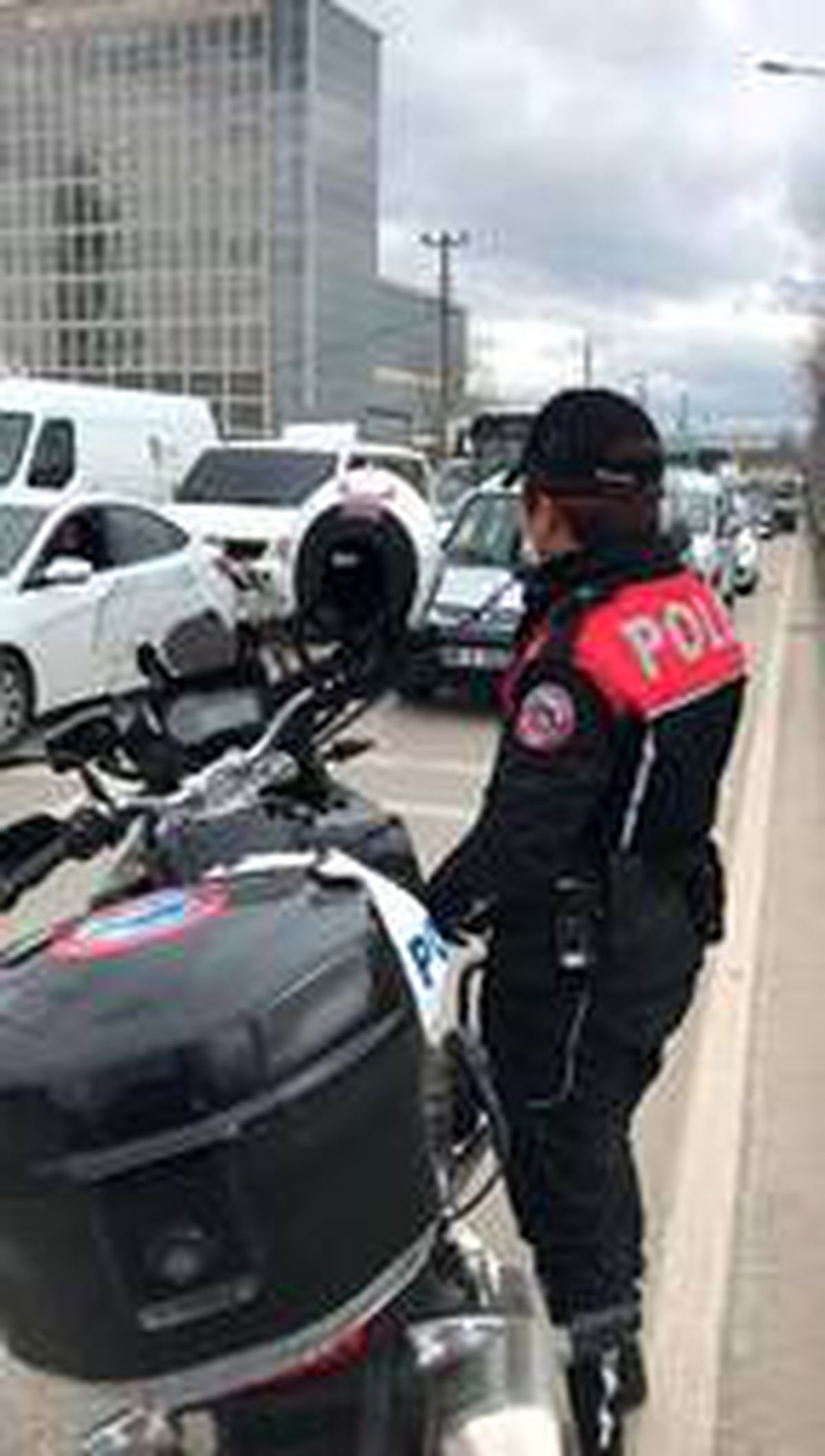 Polis ekiplerinden megafonla \'evde kal\' uyarısı