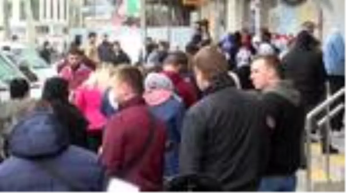 PTT ÖNÜNDE YOĞUNLUK; \'SOSYAL MESAFE\'YE UYMADILAR 2