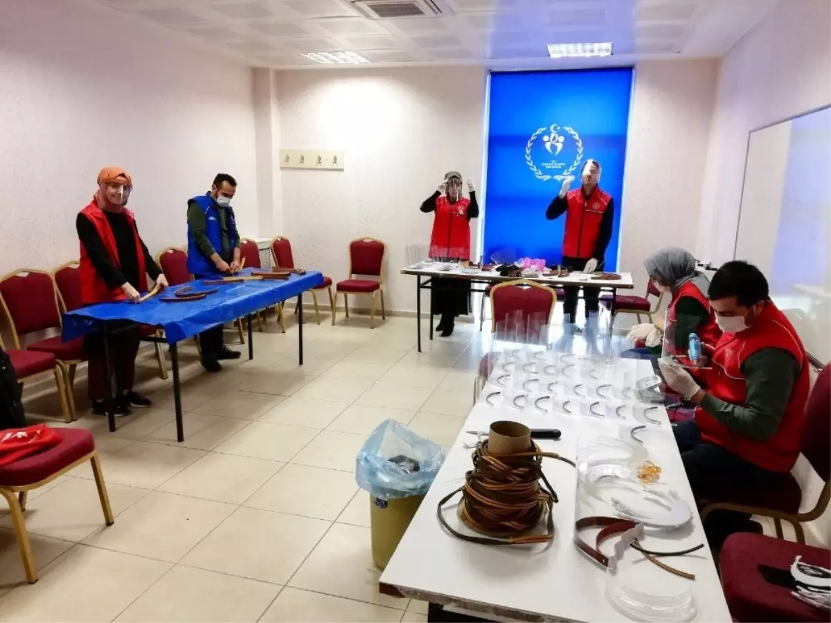 Sağlık çalışanlarına destek amaçlı Cacabey Gençlik Merkezi, korumalı maske üretiyor