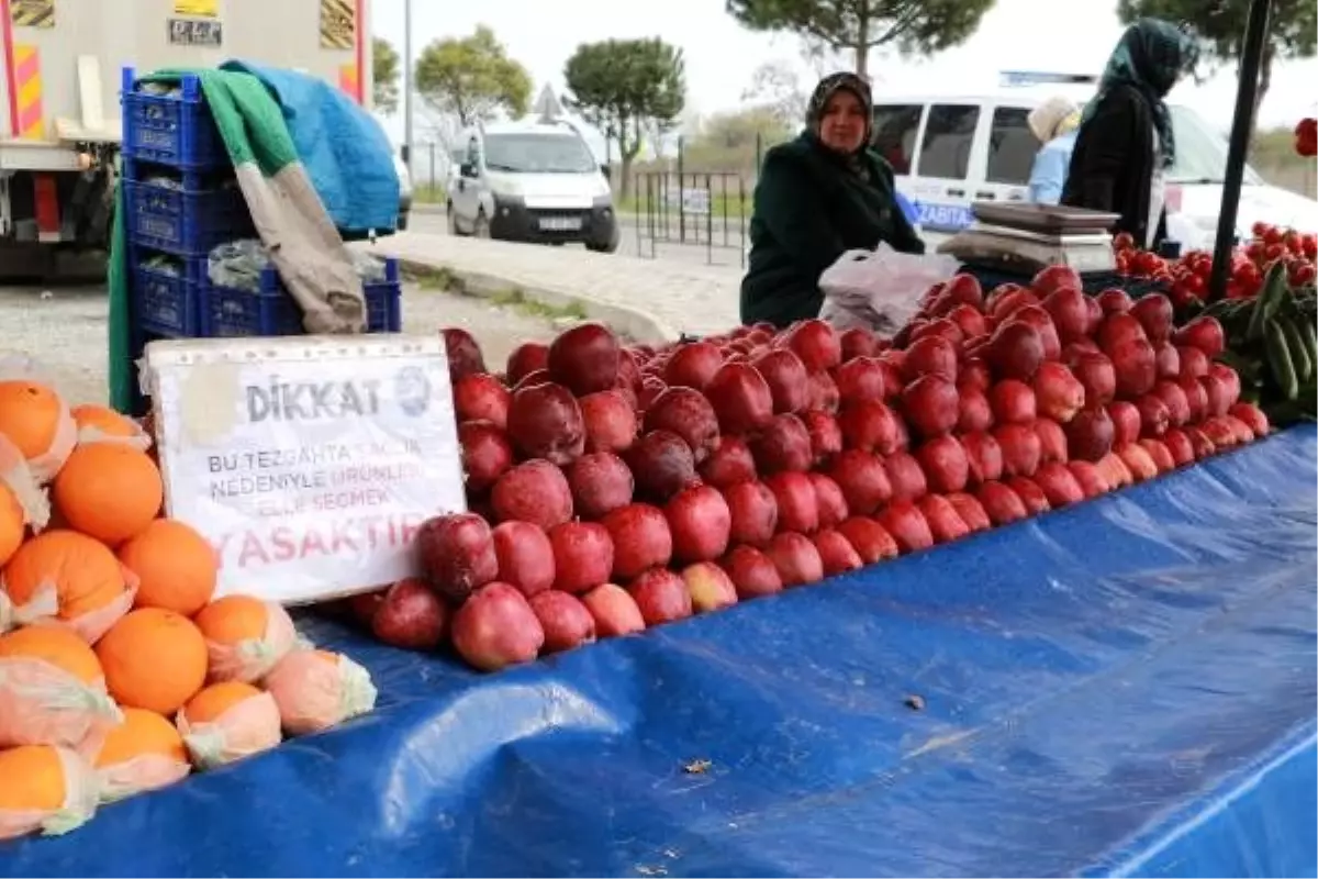 Samsun\'da pazarcılar, \'elle seçmek yasak\' notu ile uyarıyor