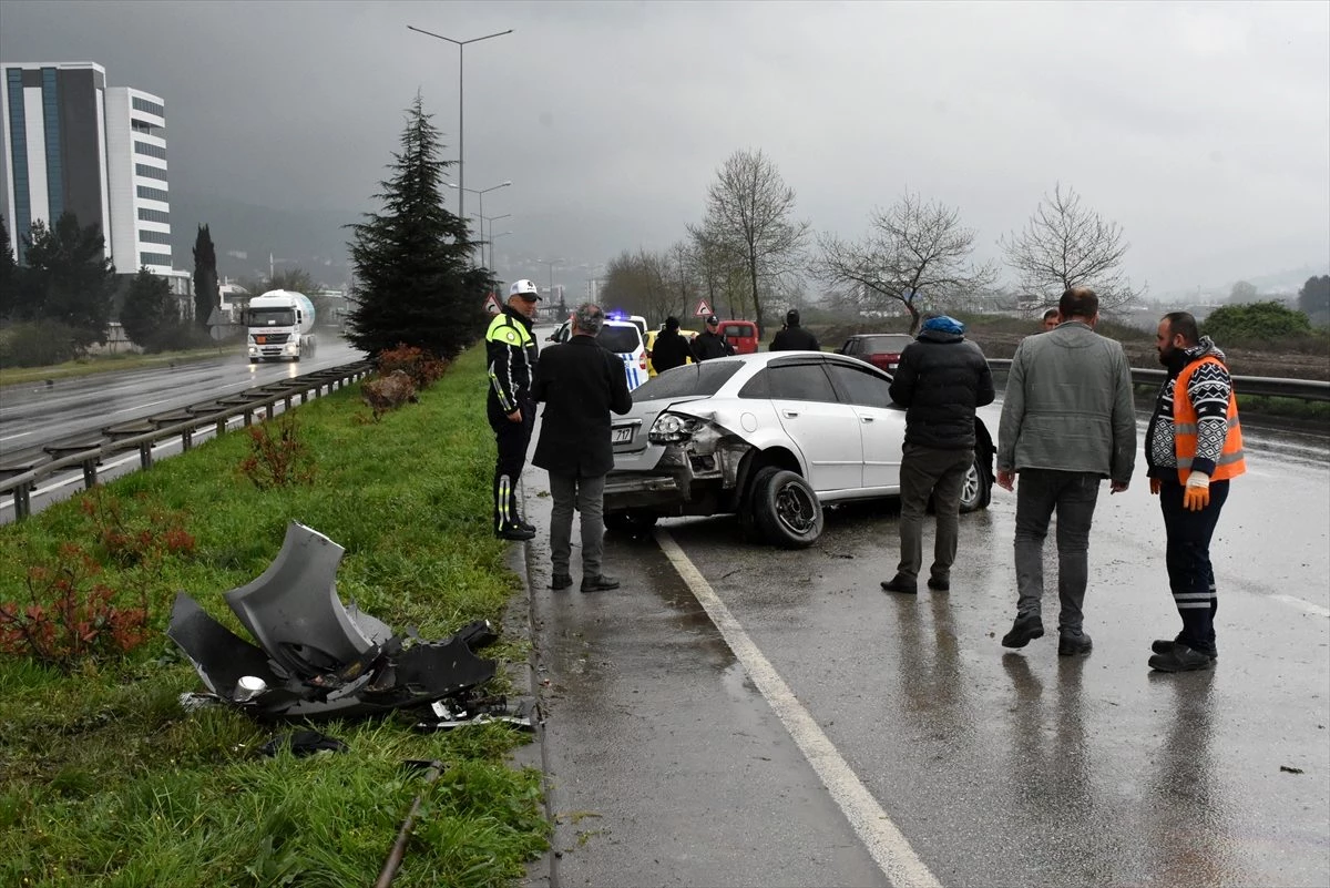 Samsun\'da refüje çarpan otomobilin sürücüsü yaralandı