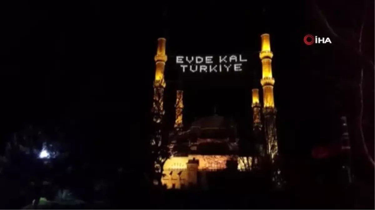 Selimiye Camii\'ne "Evde Kal Türkiye" yazılı mahya asıldı