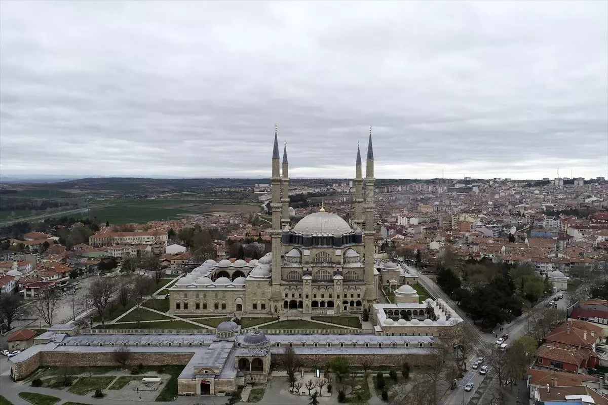 Selimiye Camisi\'nin minarelerine "Evde Kal Türkiye" yazılı mahya asıldı