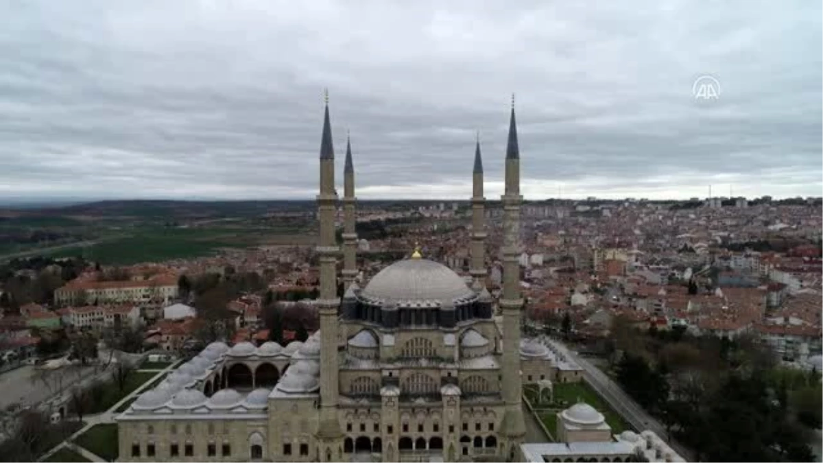 Selimiye Camisi\'nin minarelerine "Evde Kal Türkiye" yazılı mahya asıldı
