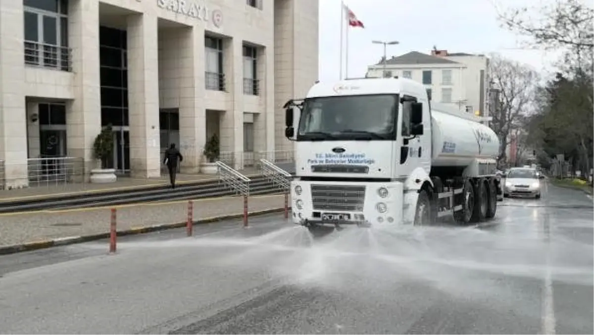 Silivri\'de tüm cadde ve meydanlar dezenfektanlı su ile yıkanıyor