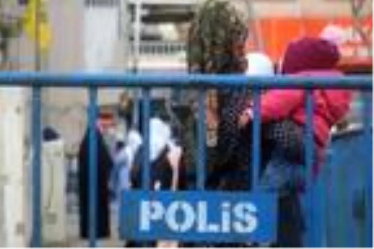 Silopi\'de polisten sosyal mesafeye bariyer ayarı