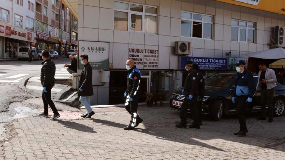 Sivas Suşehri\'nde 3\'ten fazla kişinin yan yana yürümesi yasaklandı