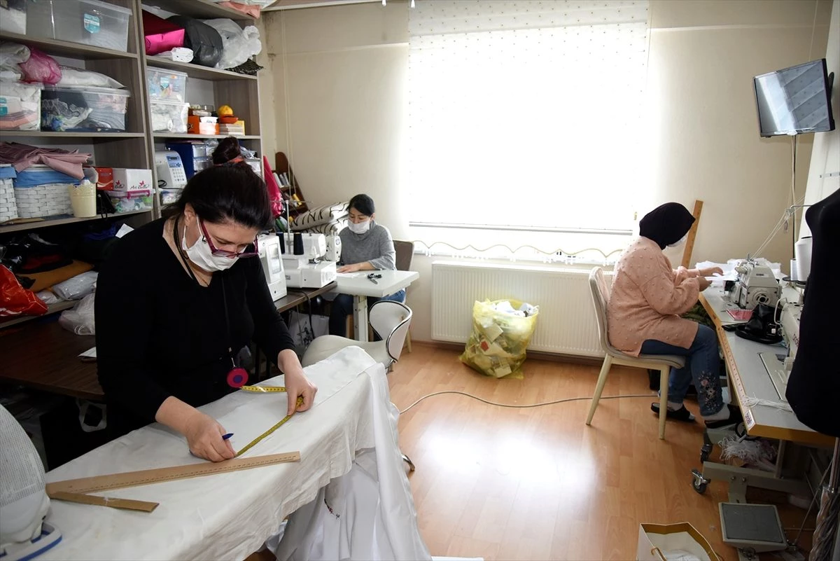 Tekkeköy Belediyesinin açtığı kurslarda üretilen maskeler ücretsiz dağıtılıyor