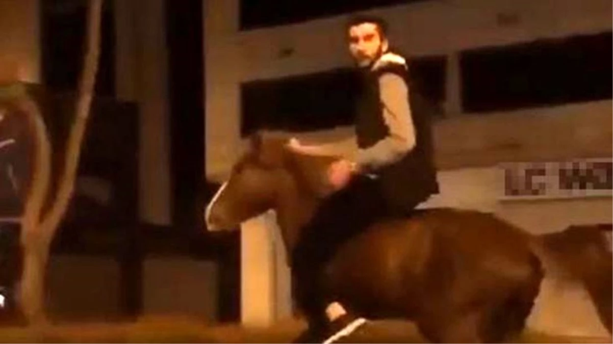 Tramvay yolunda ata binerken görüntülenen genç: At beni kaçırdı