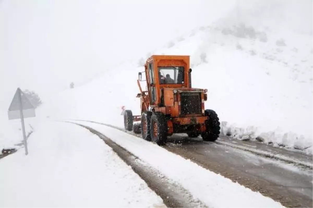 Tunceli\'de 35 köy yolu kardan kapandı, ekili alanlar zarar gördü