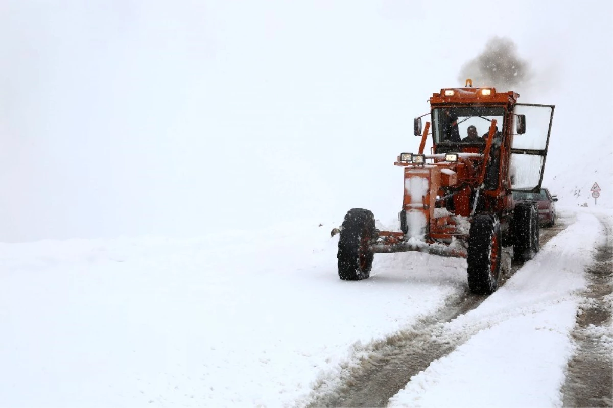 Tunceli\'de kar yağışı etkili oldu, 32 köy yolu kapandı