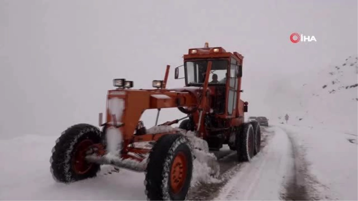 Tunceli\'de kar yağışı etkili oldu, 32 köy yolu kapandı