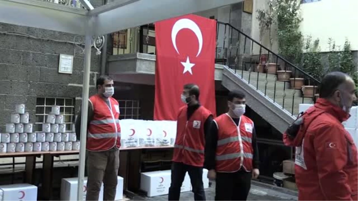 Türk Kızılaydan yaşlı ve hastalara gıda paketi yardımı