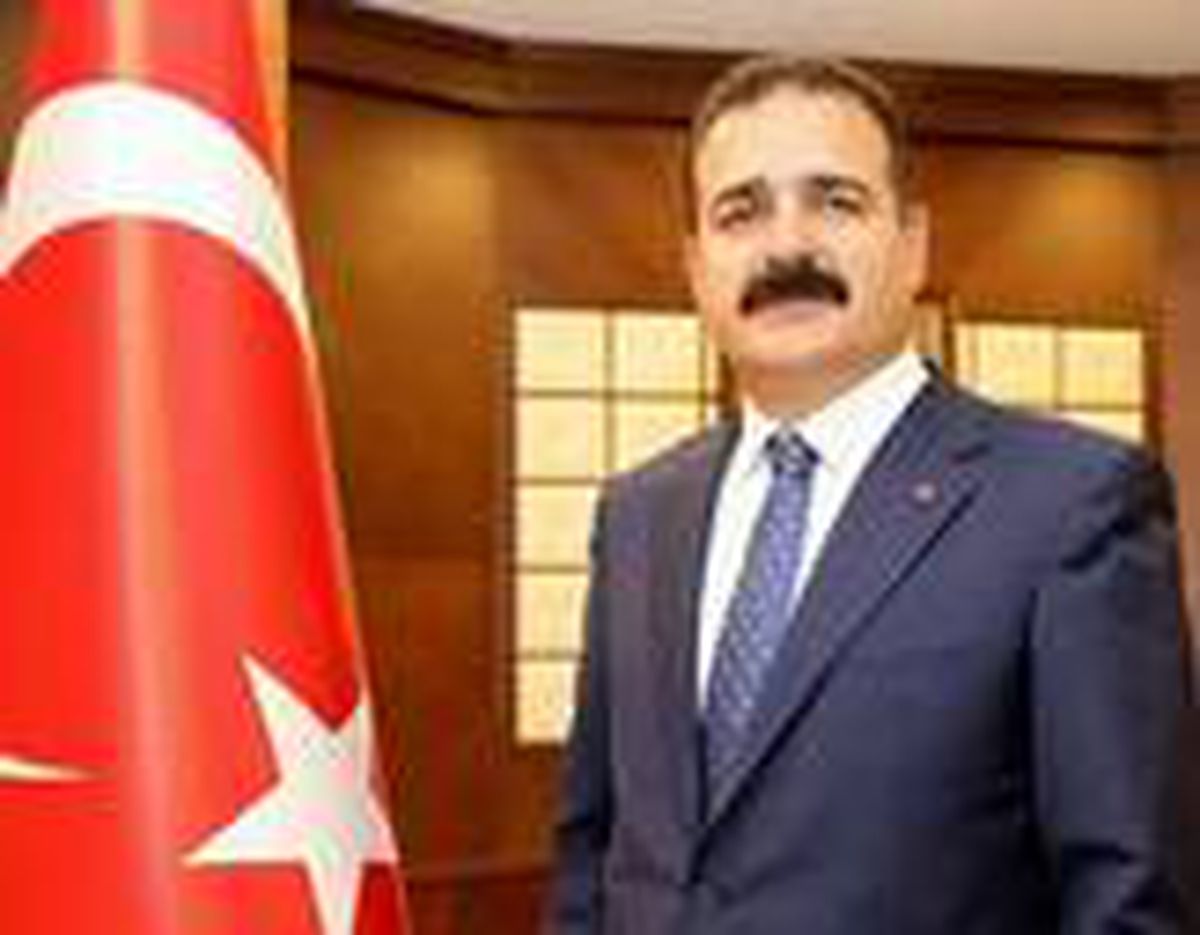 Vali Akbıyık, 1 aylık maaşını bağışladı
