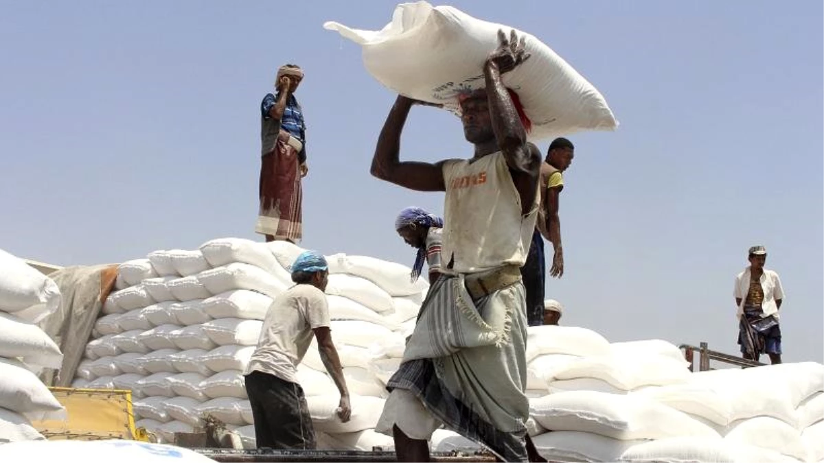 Yemen: Husiler, Dünya Gıda Programı\'na ait 6 kamyon una el koydu
