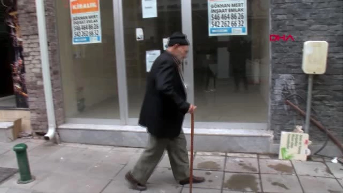 Dışarıda yakalanan 93 yaşındaki vatandaştan, kendisine kimlik soran polise nazik davet