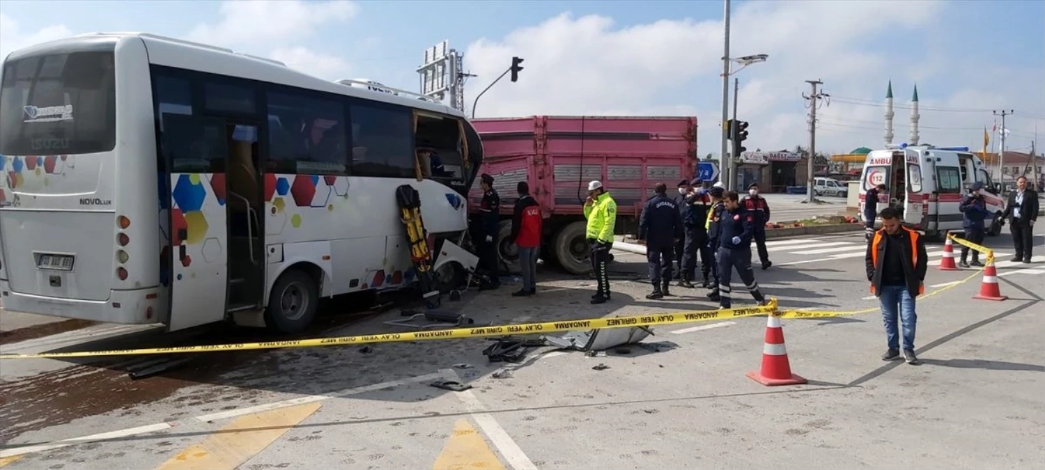 Aksaray\'da minibüs ile kamyon çarpıştı: 2 yaralı
