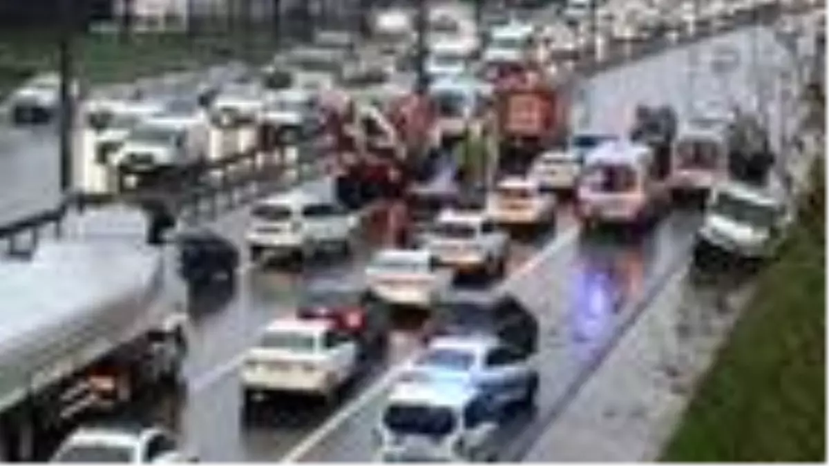 Başakşehir TEM\'de servis aracı ile kamyonet çarpıştı