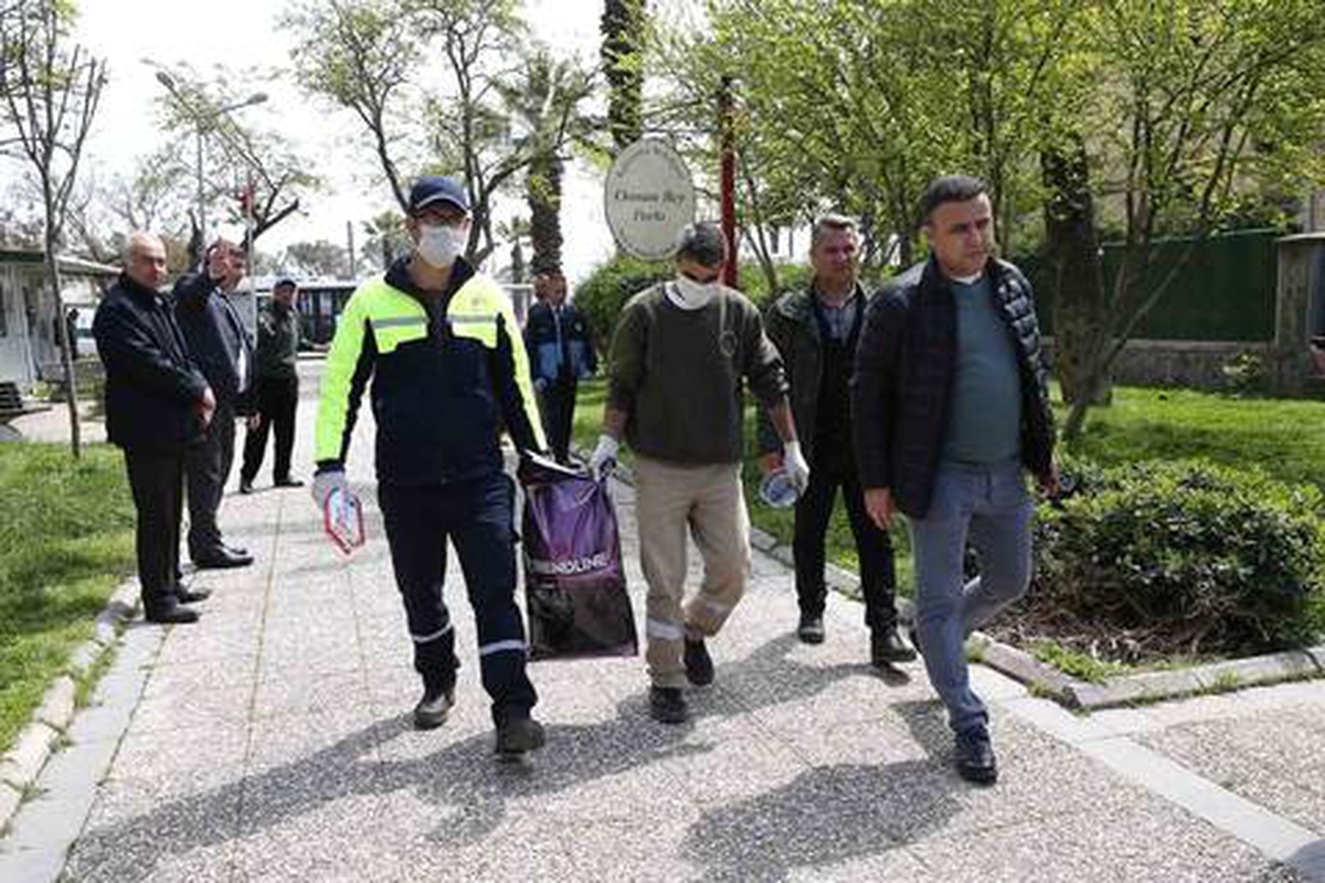 Başkan Tugay sokak hayvanlarına mama dağıttı
