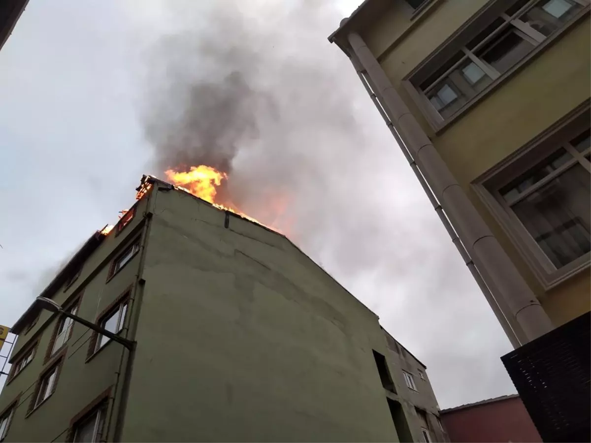 Beyoğlu\'nda 5 katlı otelin çatısı alevlere teslim oldu