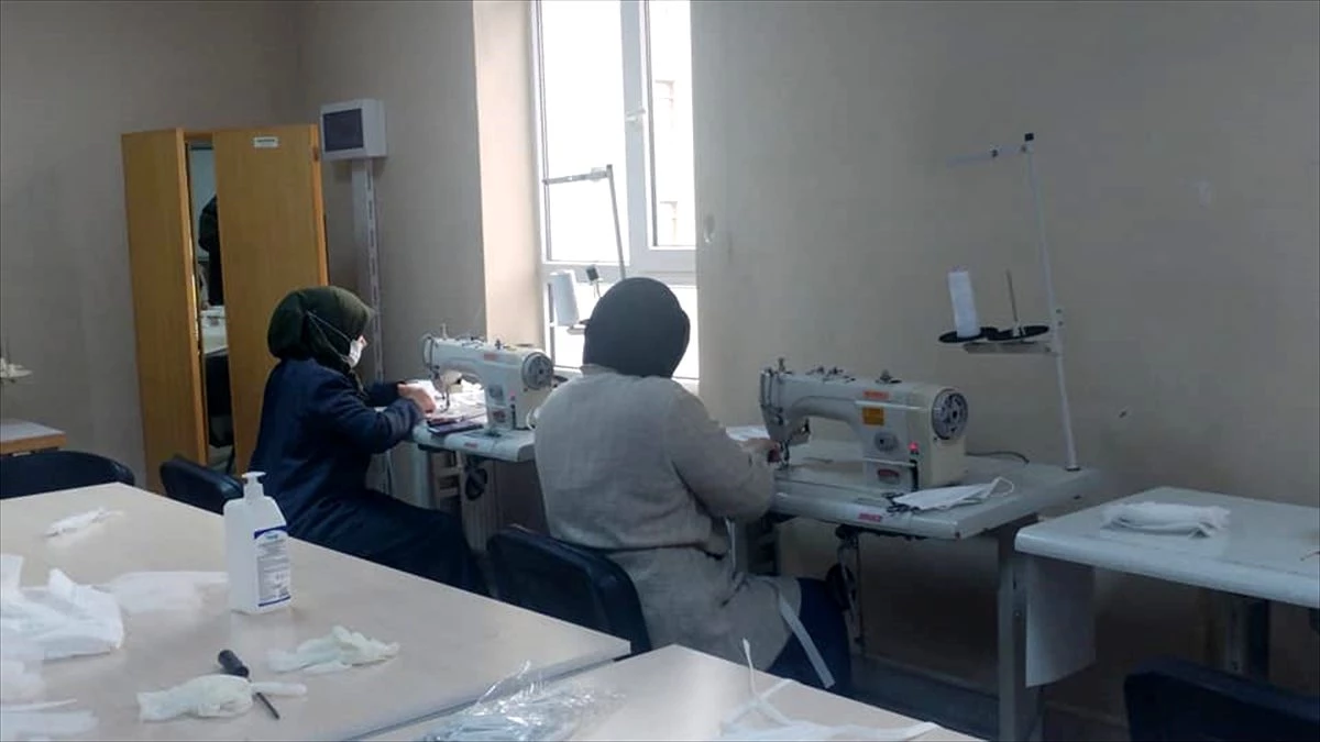 Bozkırlı kadınlar, sağlık çalışanları için maske üretiyor