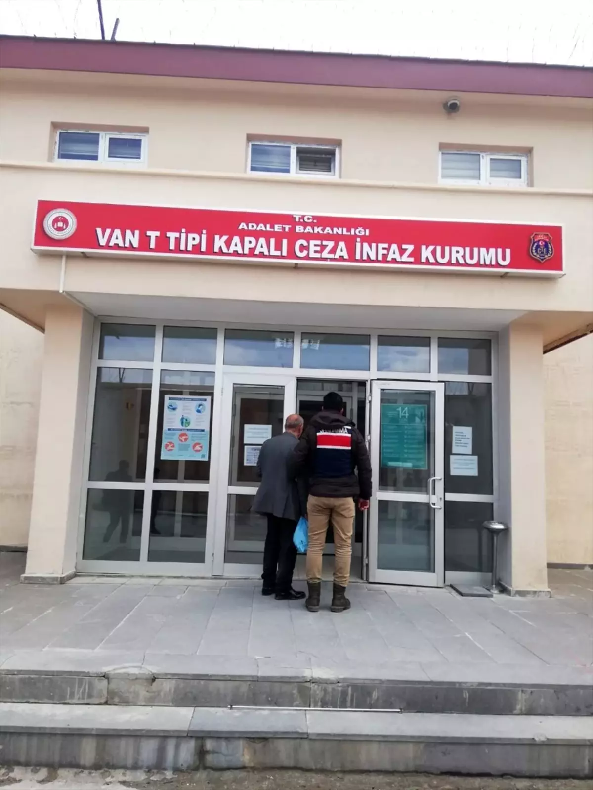 Cezaevi firarisi, yakalanmamak için evi ile ahır arasına tünel yapmış