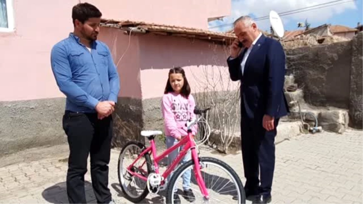 Cumhurbaşkanı Yardımcısı Oktay, bisiklet parasını kampanyaya bağışlayan çocuğu sevindirdi