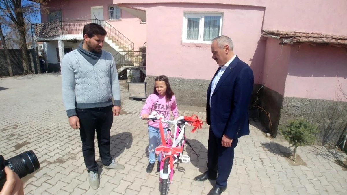 Cumhurbaşkanı Yardımcısı Oktay, Hilal Su Mert\'e bisiklet hediye etti