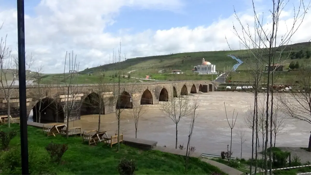 Dicle Nehri kıyısında bulunan kafeler sular altında kaldı