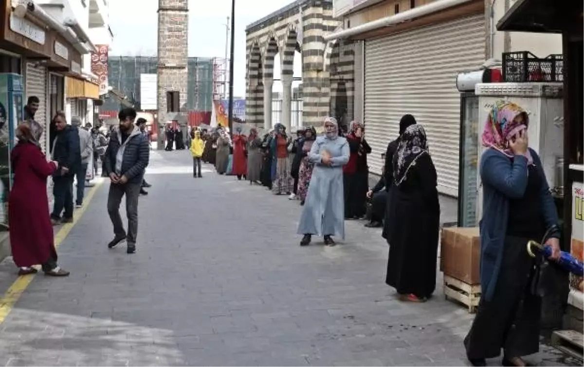 Diyarbakır\'da polis, PTT kuyruklarında sosyal mesafeyi korudu