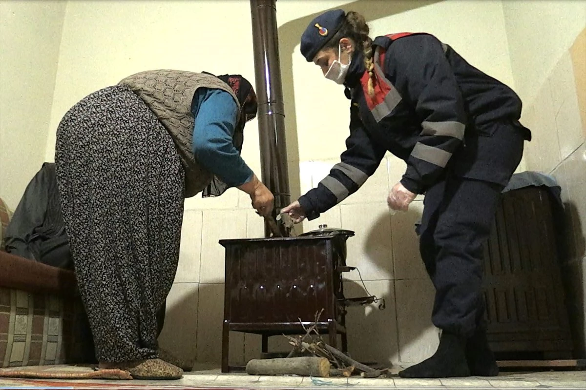 Elazığ\'da yaşlı çift, jandarmanın getirdiği odunlarla ısındı