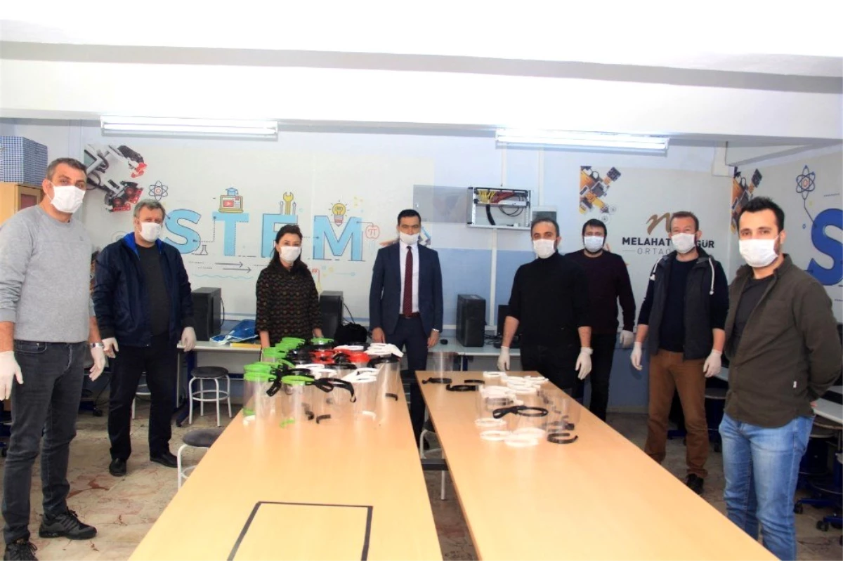 Eskişehir\'deki okullardan sağlıkçılara siperlik maske desteği
