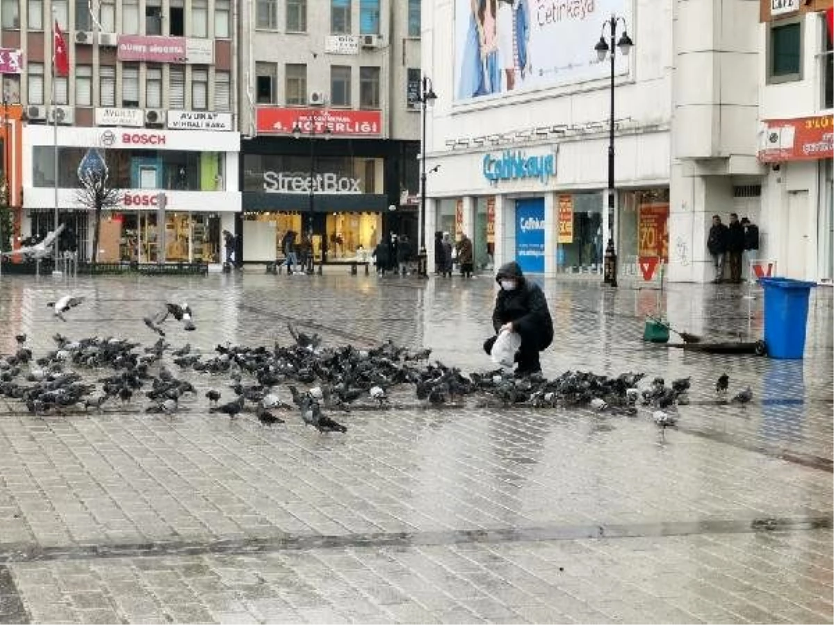 Gaziosmanpaşa\'da aç kalan güvercinleri unutmadı