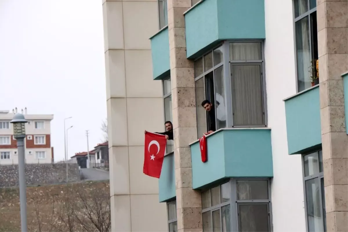 Karantinadaki vatandaşlara konser ve doğum günü sürprizleri