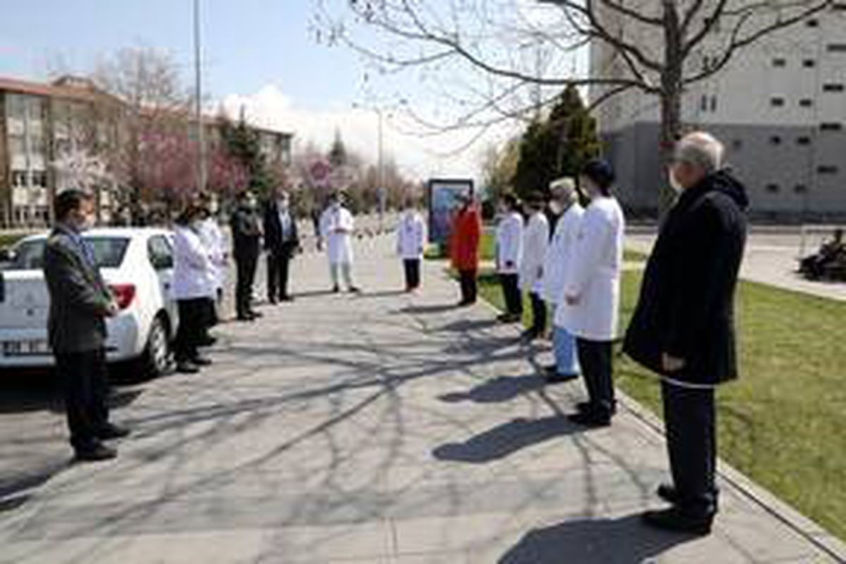 Kayseri\'de sağlık çalışanlarından Prof. Dr. Taşcıoğlu için saygı duruşu